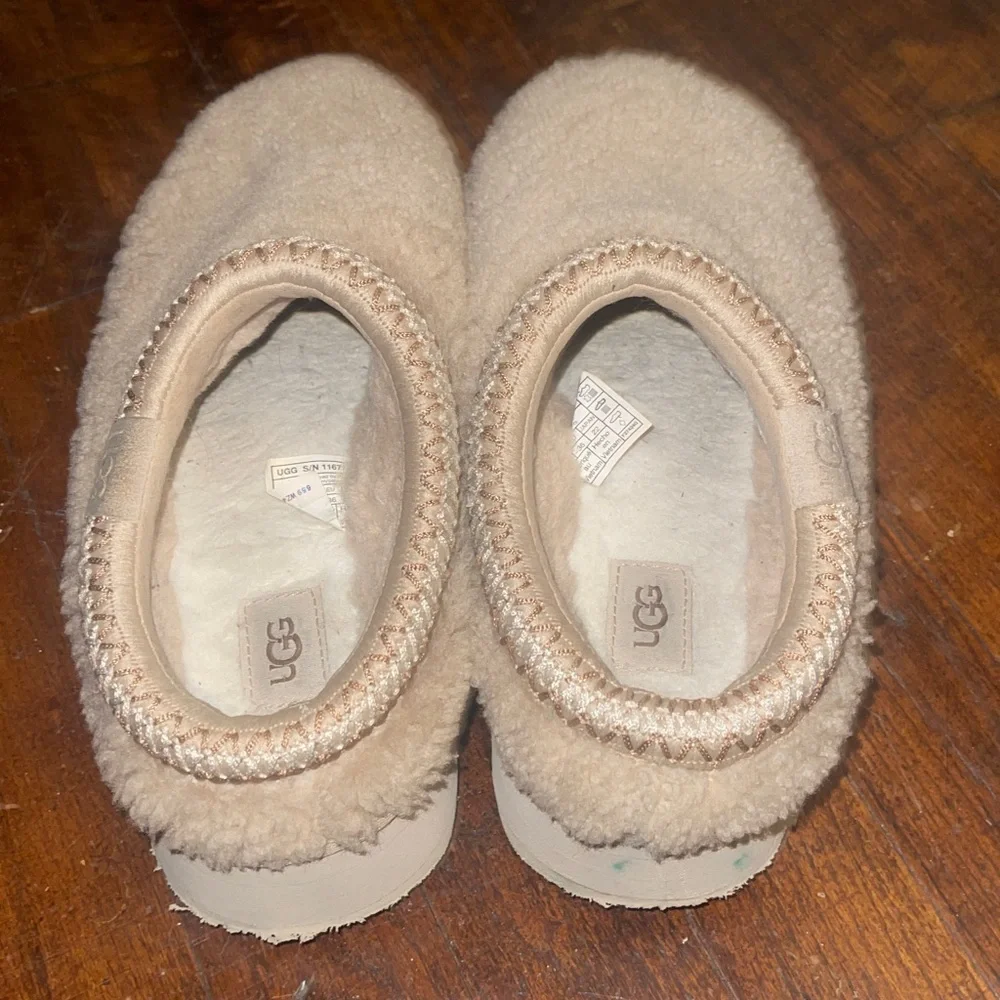 UGG Women's Tazz Maxi Curly slippers in a sand color Size 5